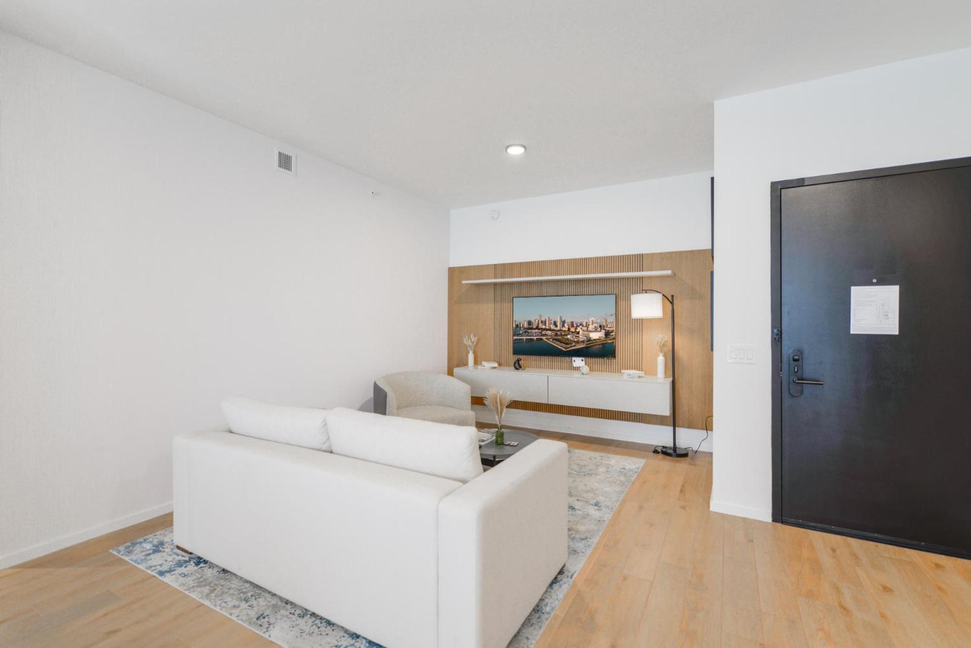 Luxury Apt With Amazing City Views All Of Apartment *