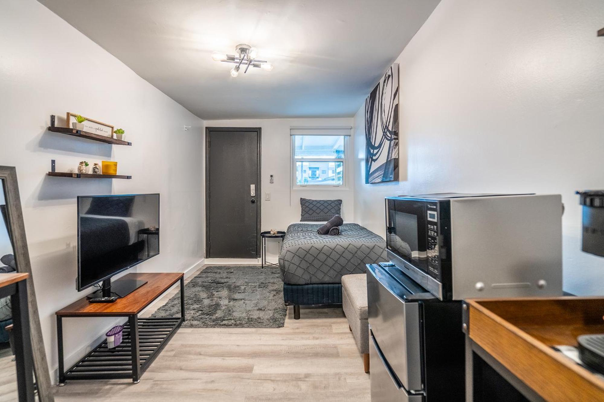 Cozy W/gated Parking Appartement *