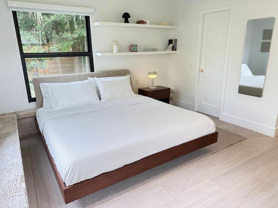 Coconut Grove Mid-century Jungle Oasis Holiday home Miami