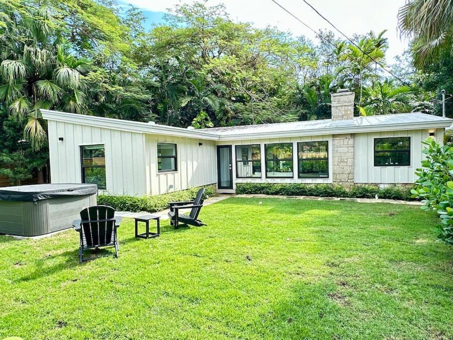 Coconut Grove Mid-century Jungle Oasis Holiday home