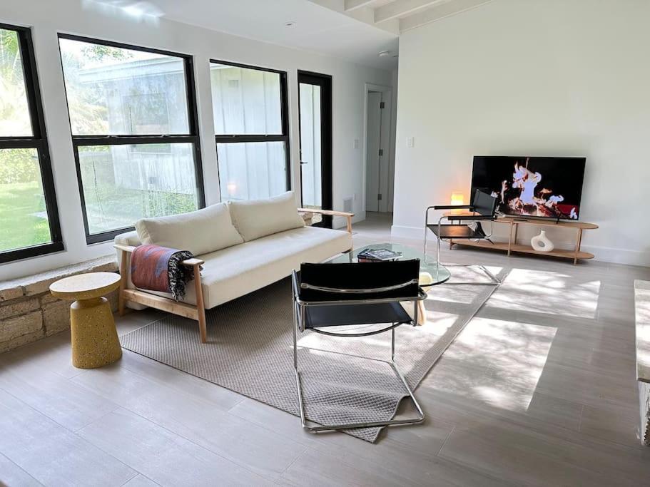 Coconut Grove Mid-century Jungle Oasis Holiday home