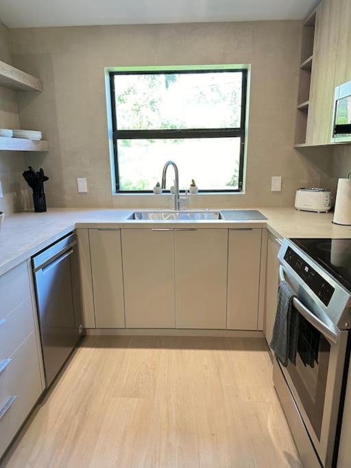Coconut Grove Mid-century Jungle Oasis Holiday home *