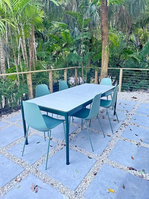 Coconut Grove Mid-century Jungle Oasis Holiday home