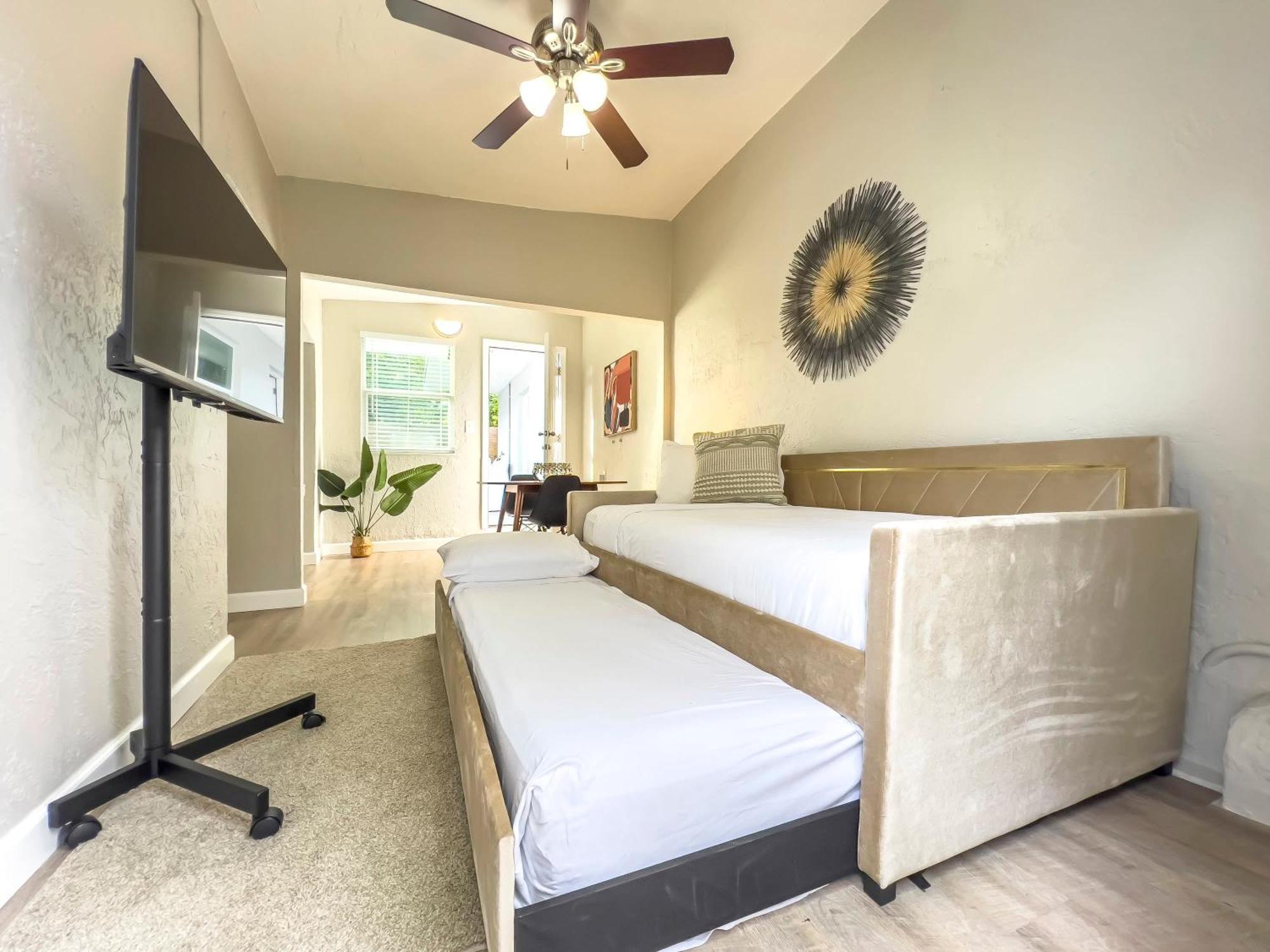 La Vie Boheme 3 - Cozy Sylish W Parking Apartment *