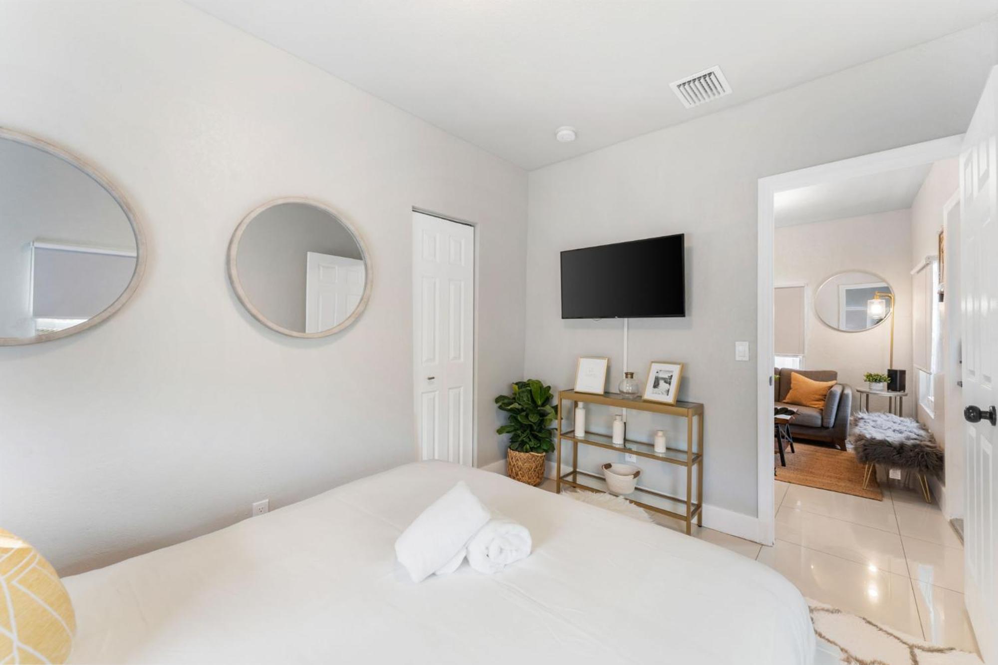 Cozy 2 Bedroom W/gated Parking, Patio & W/d Apartment Miami