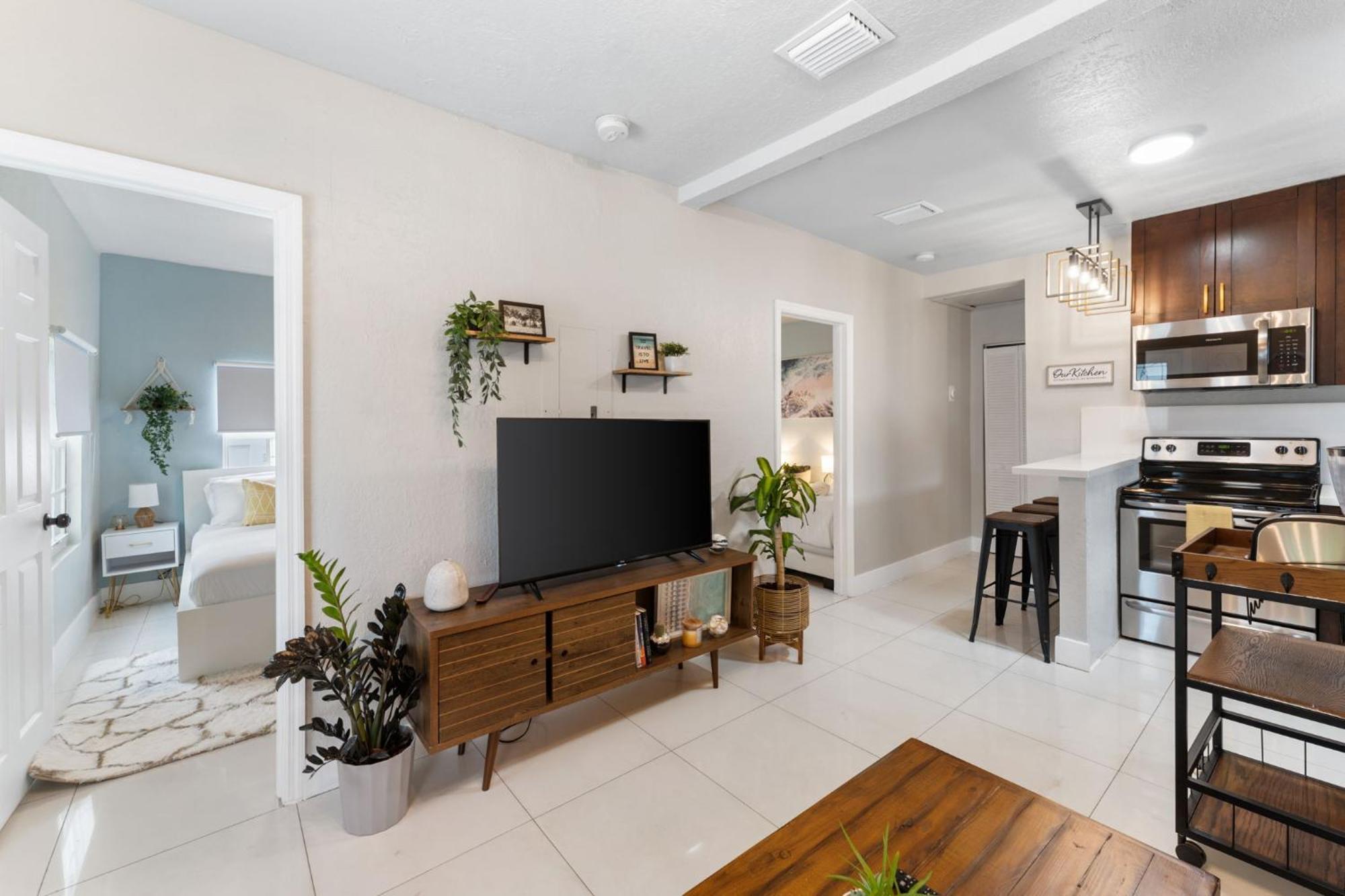 Cozy 2 Bedroom W/gated Parking, Patio & W/d Apartment Miami