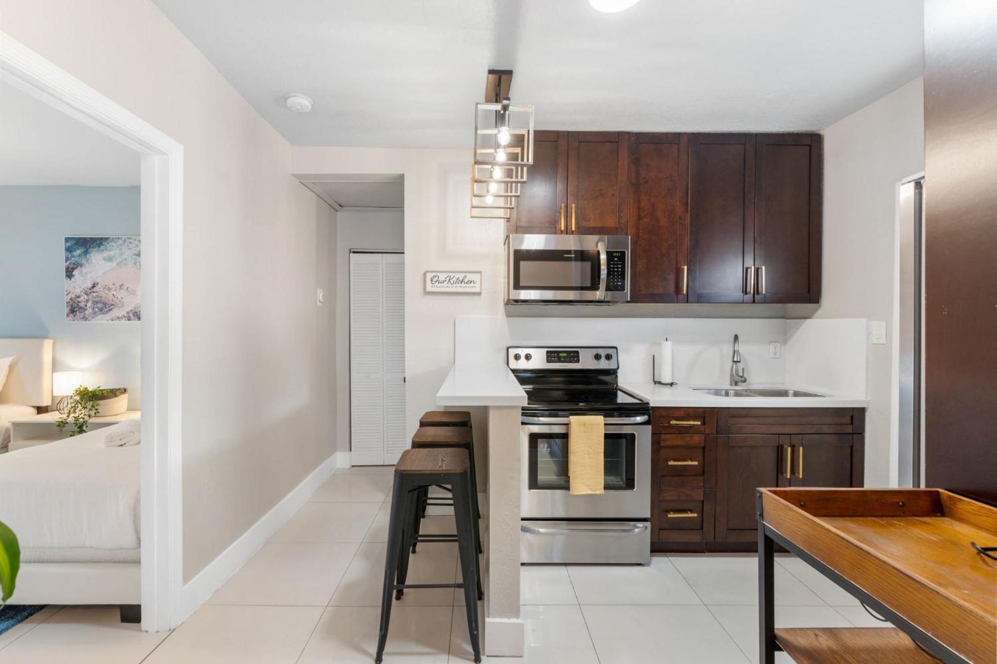 Apartment Cozy 2 Bedroom W/gated Parking, Patio & W/d *