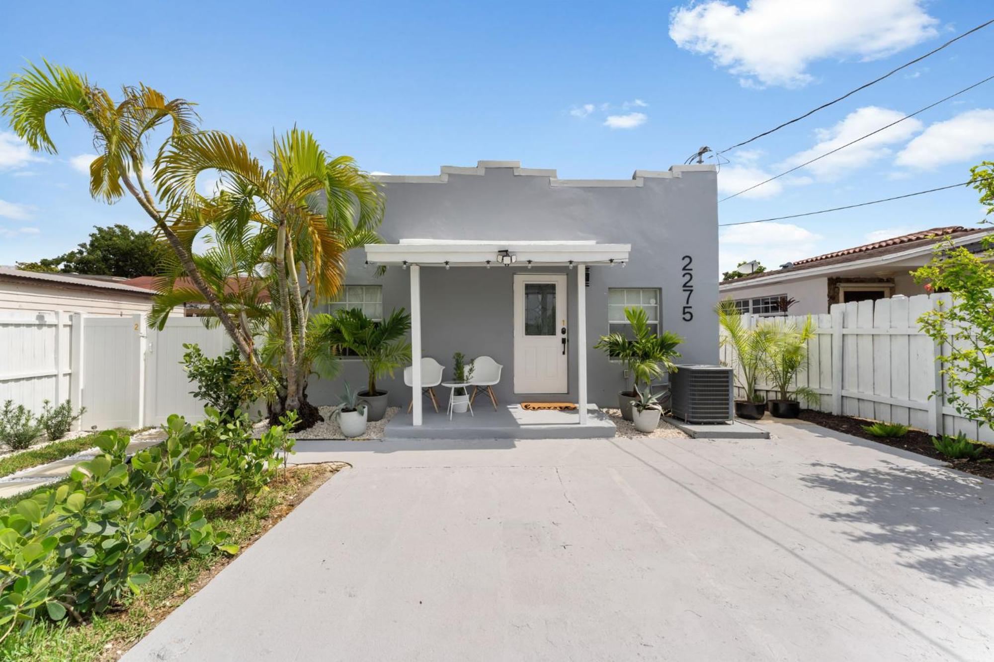 Cozy 2 Bedroom W/gated Parking, Patio & W/d