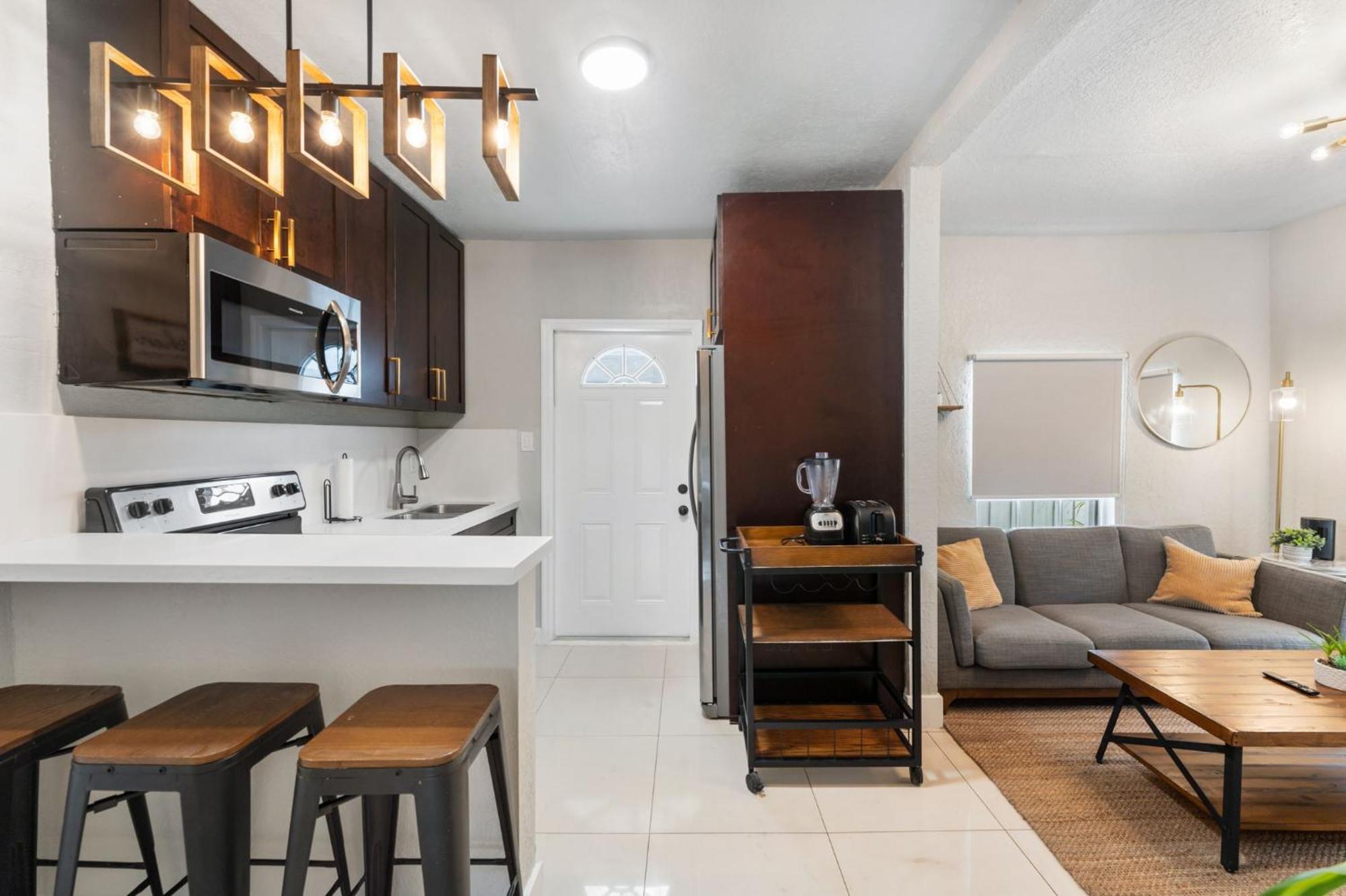 Apartment Cozy 2 Bedroom W/gated Parking, Patio & W/d Miami