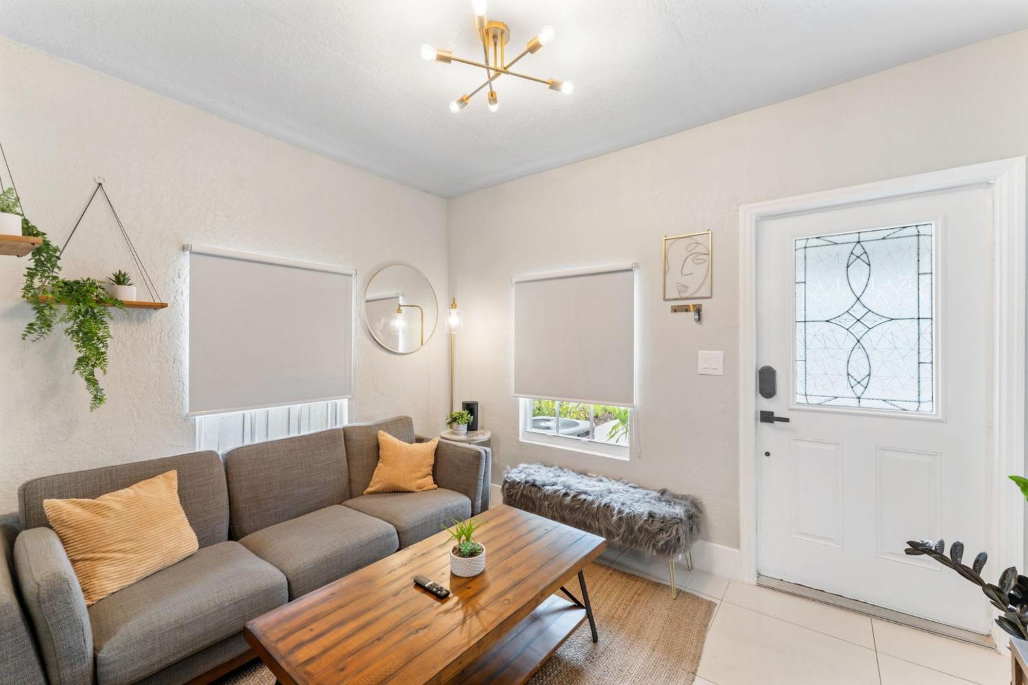 Cozy 2 Bedroom W/gated Parking, Patio & W/d Apartment