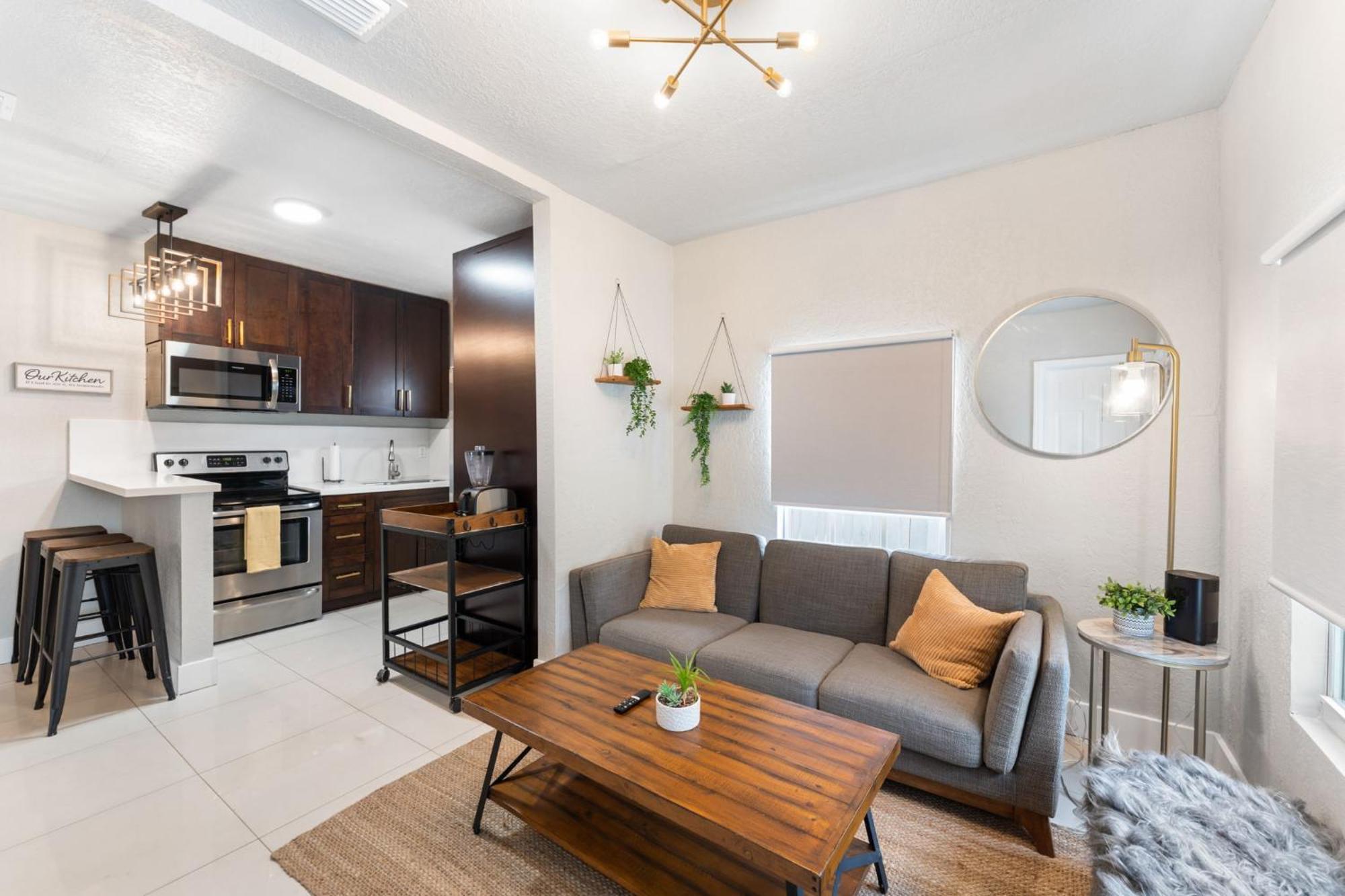 Cozy 2 Bedroom W/gated Parking, Patio & W/d Miami