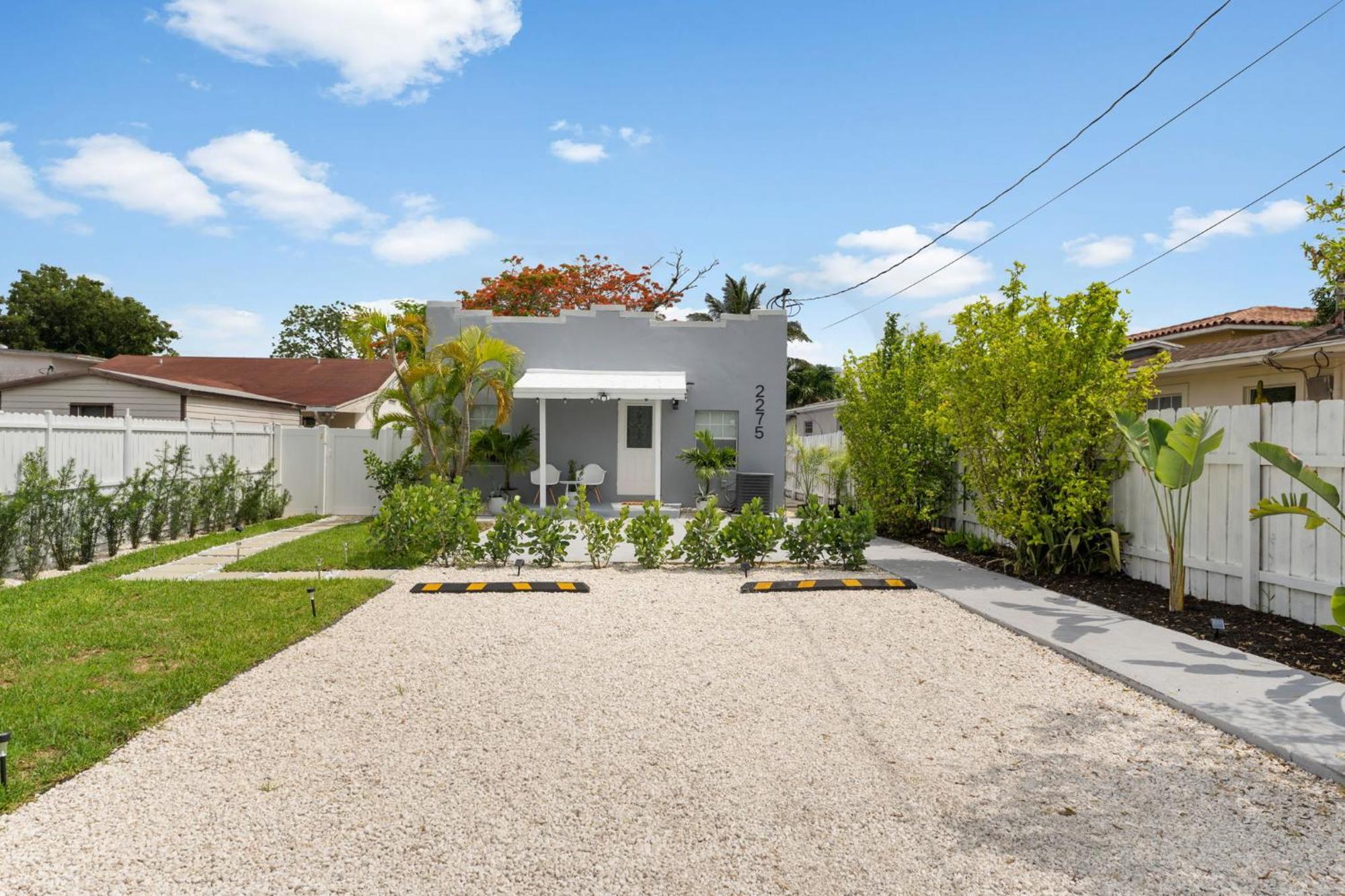 Cozy 2 Bedroom W/gated Parking, Patio & W/d * Miami