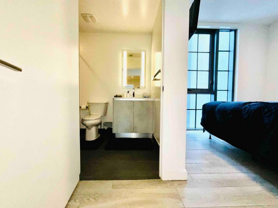 Art House King Bed Rooftop Pool Apartment *