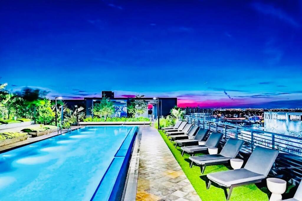 Art House King Bed Rooftop Pool Miami