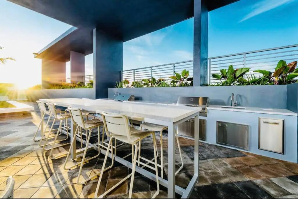Art House King Bed Rooftop Pool