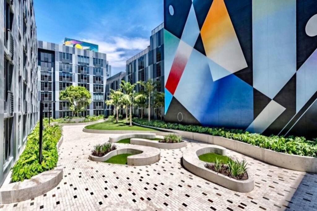 Art House King Bed Rooftop Pool Apartment *