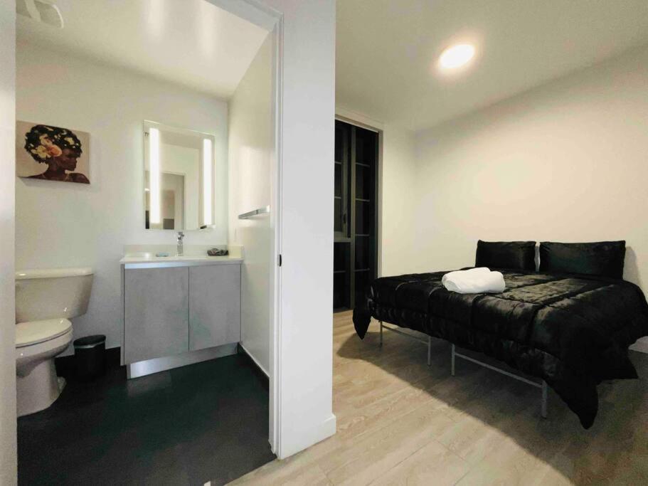 Art House King Bed Rooftop Pool Apartment *