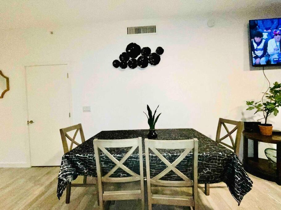 Art House King Bed Rooftop Pool Apartment *