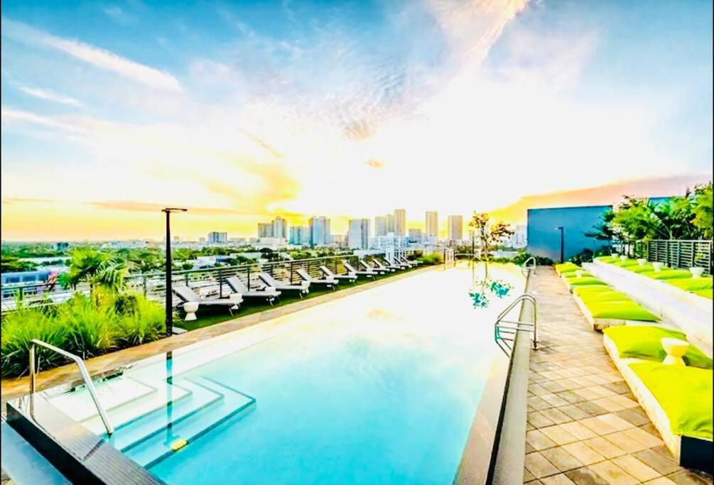 Art House King Bed Rooftop Pool Miami