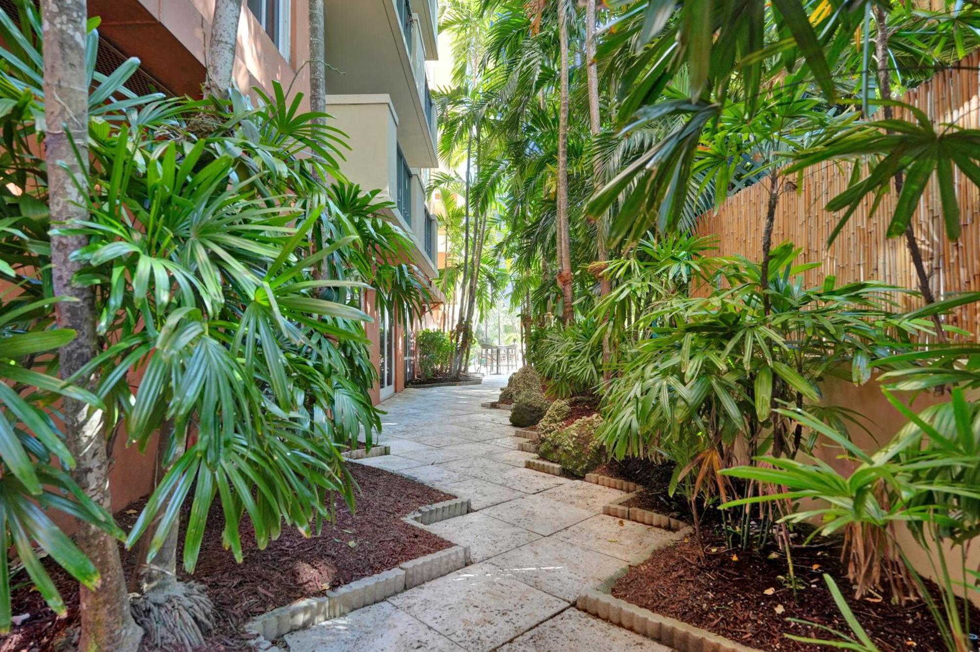 Treetop Retreat! Cozy 2 Bedroom In Heart Of Grove
