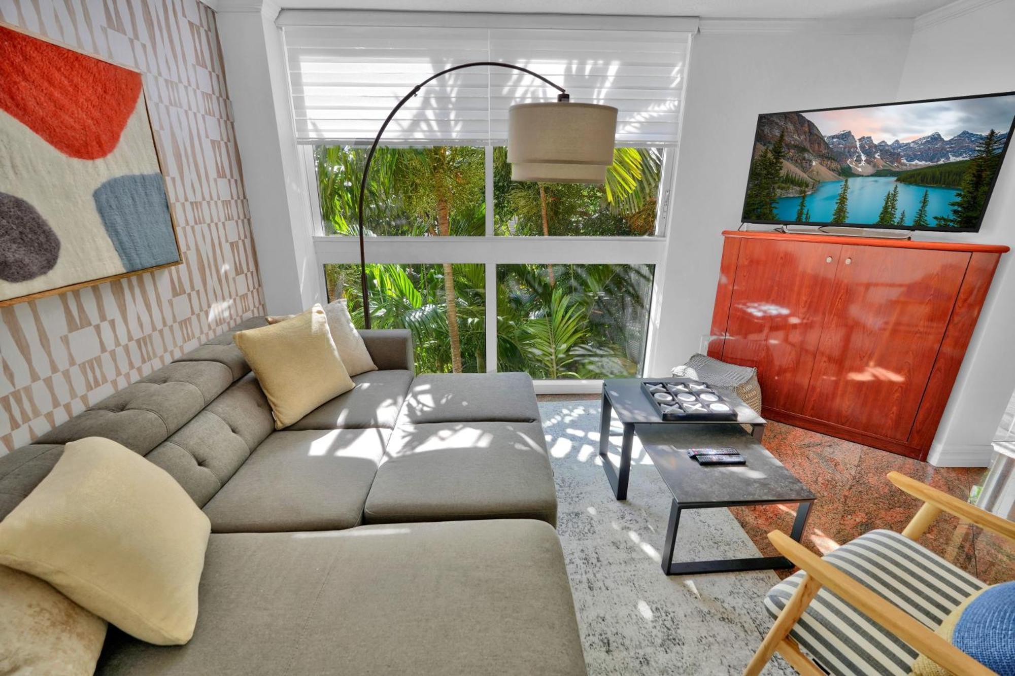 Treetop Retreat! Cozy 2 Bedroom In Heart Of Grove * Miami