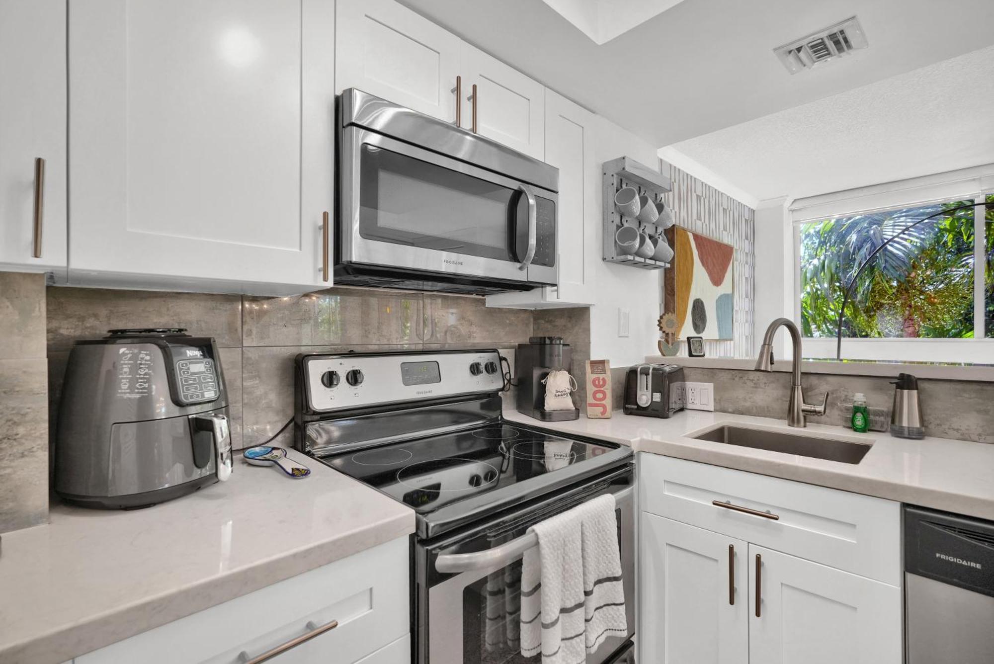 Treetop Retreat! Cozy 2 Bedroom In Heart Of Grove Miami