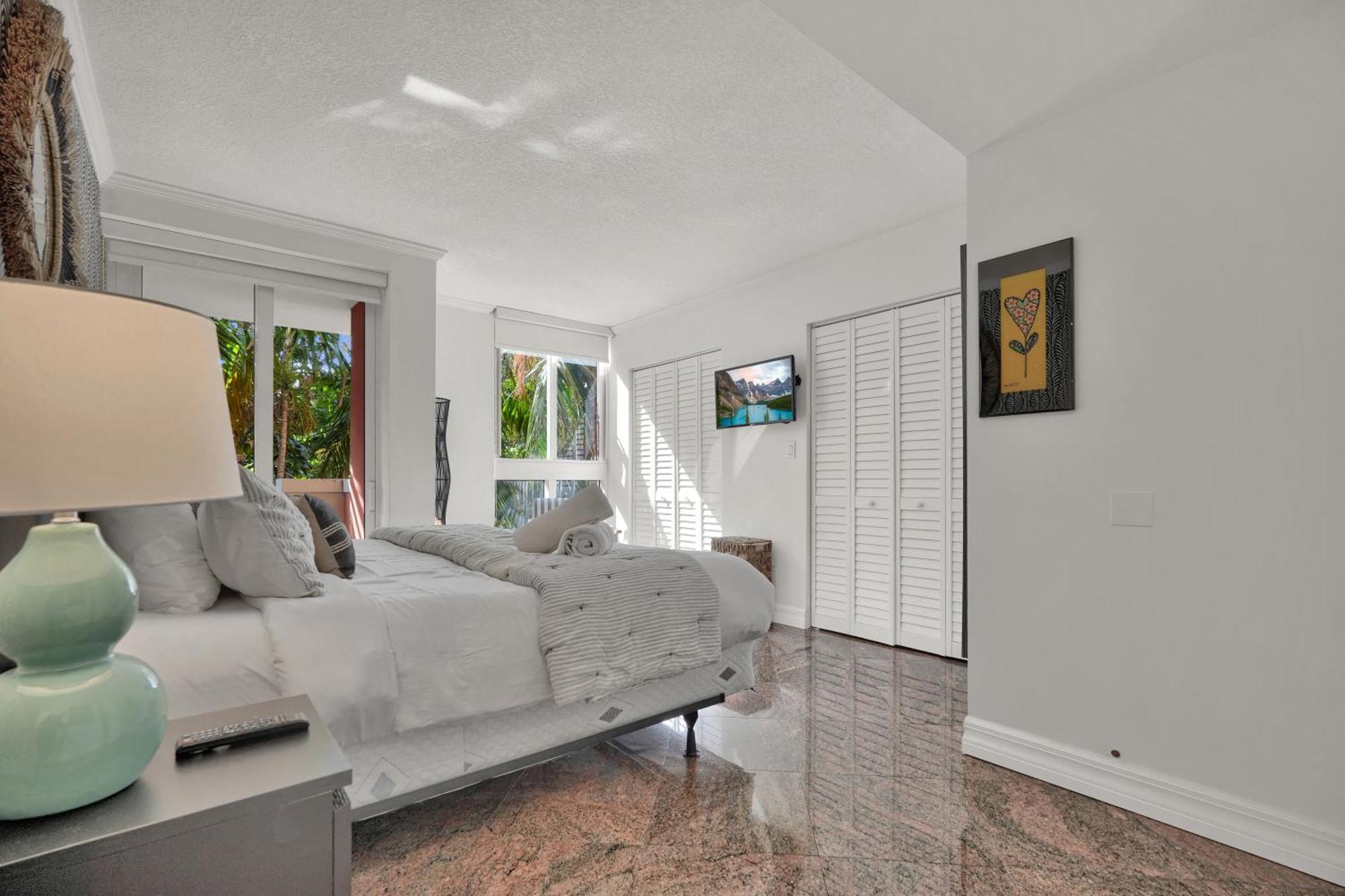 Treetop Retreat! Cozy 2 Bedroom In Heart Of Grove *