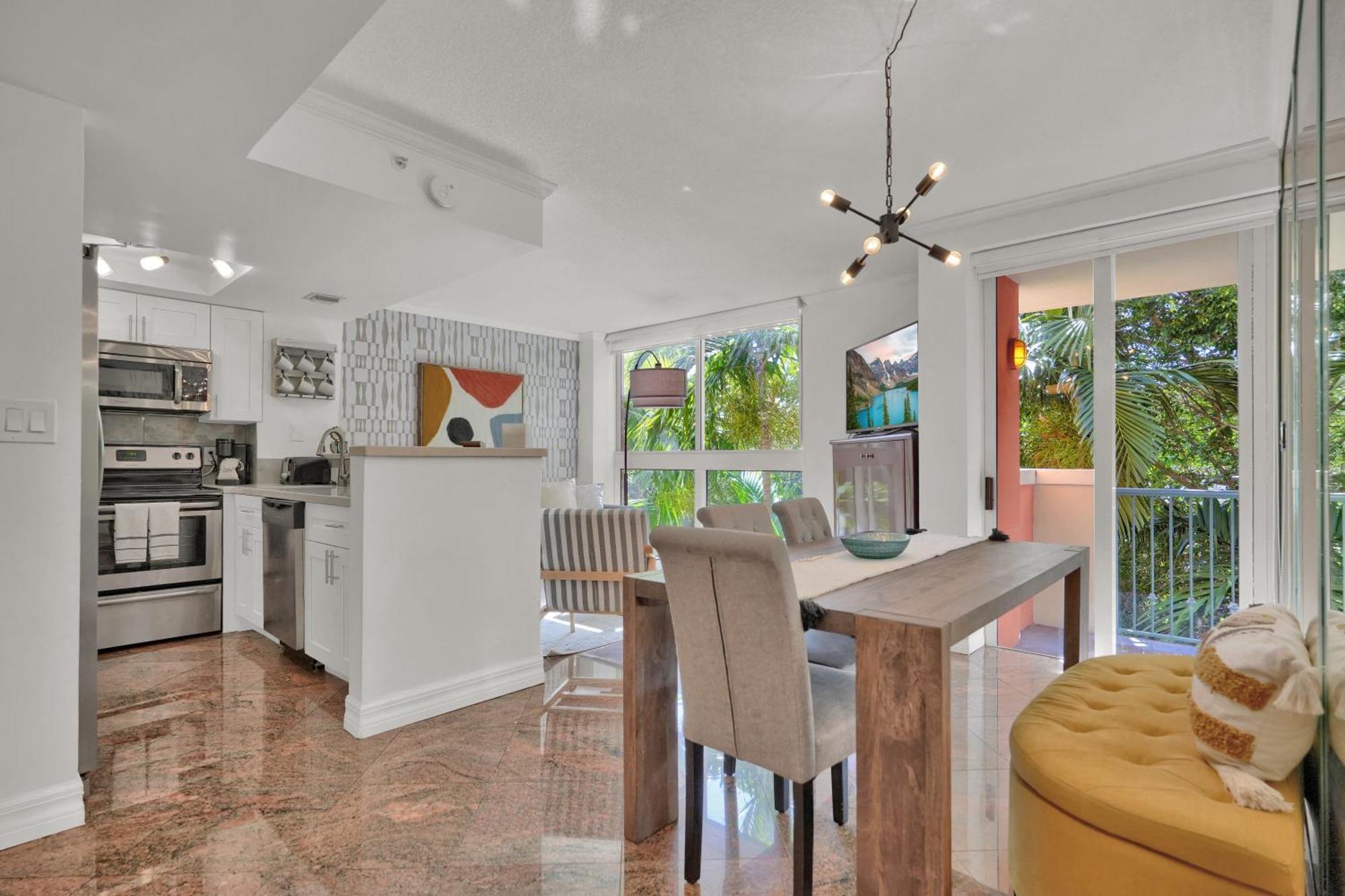 Treetop Retreat! Cozy 2 Bedroom In Heart Of Grove