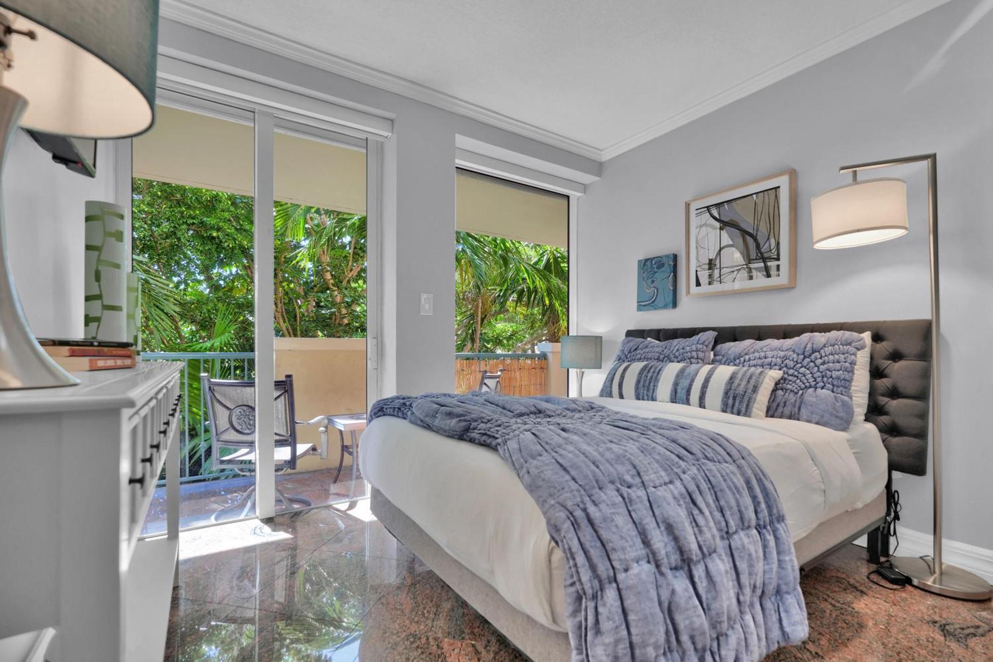 Treetop Retreat! Cozy 2 Bedroom In Heart Of Grove *