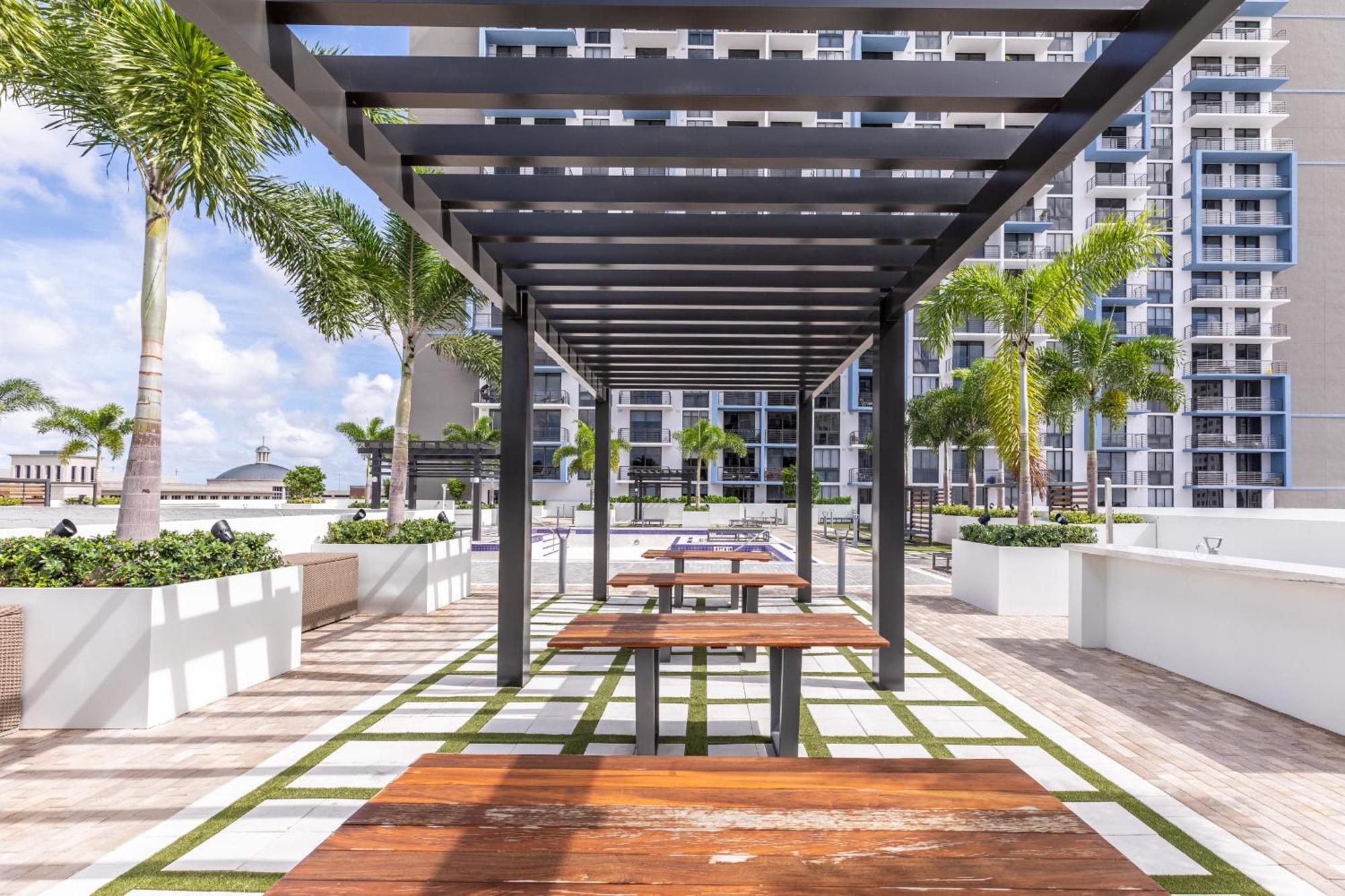 Unique In The Heart Of Downtown Doral *