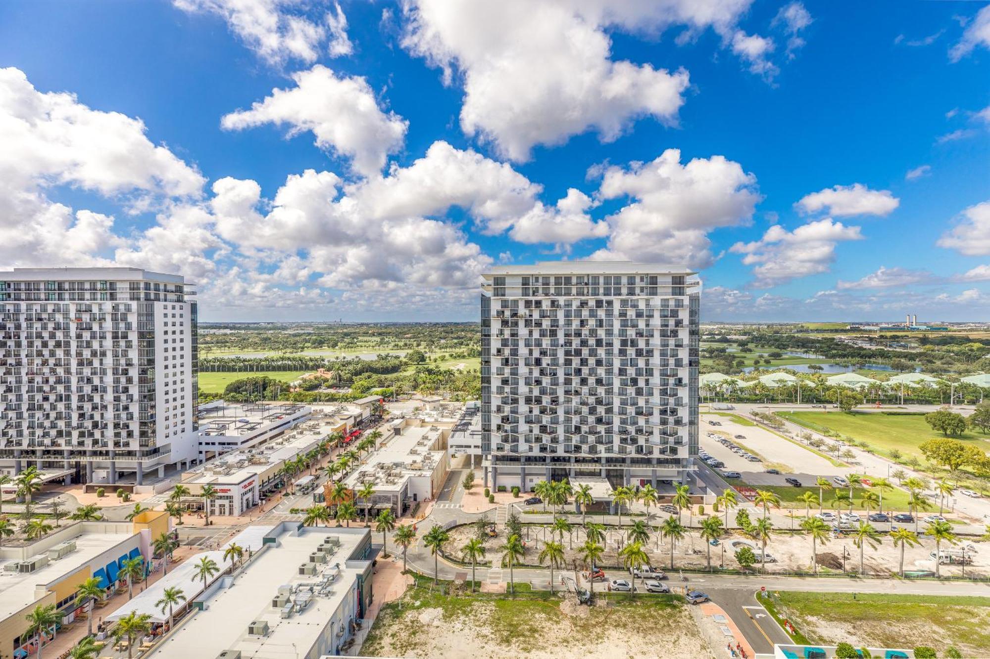 Unique In The Heart Of Downtown Doral Miami