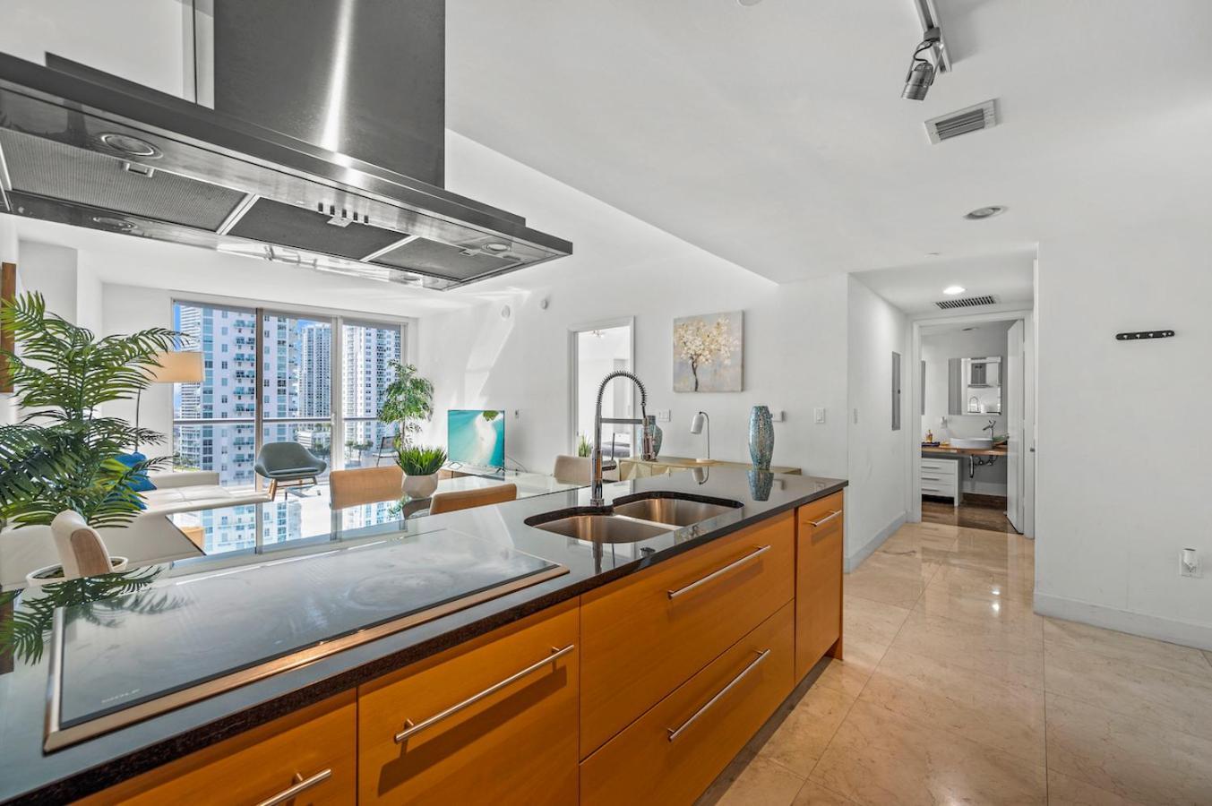 *w Icon Brickell- Luxury 2br Highrise Corner Condo** Aparthotel