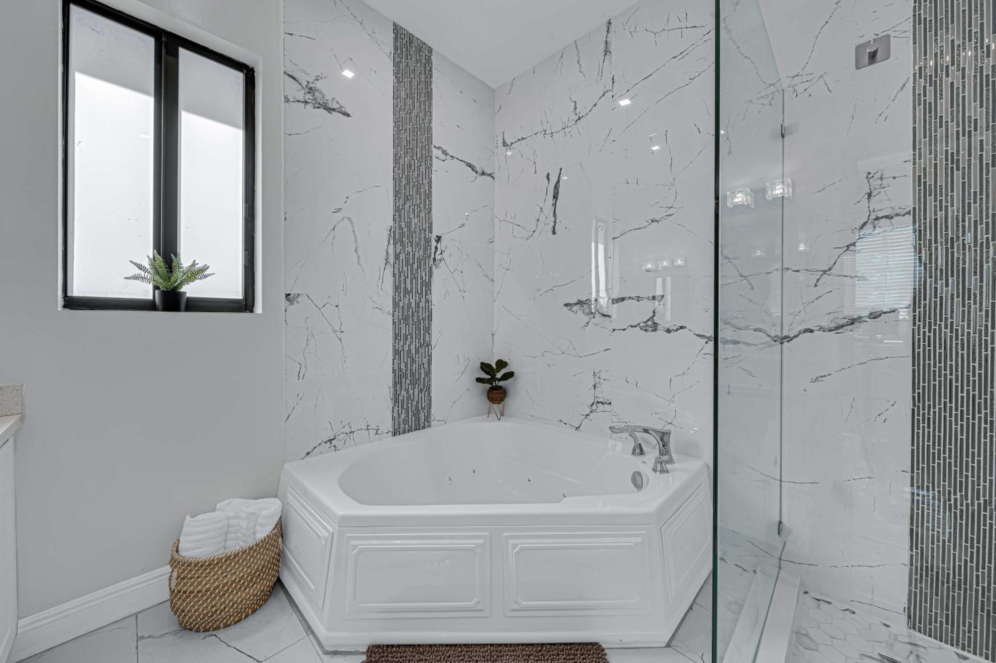 Luxury Amara W/heated Pool/sauna/gym/bbq *