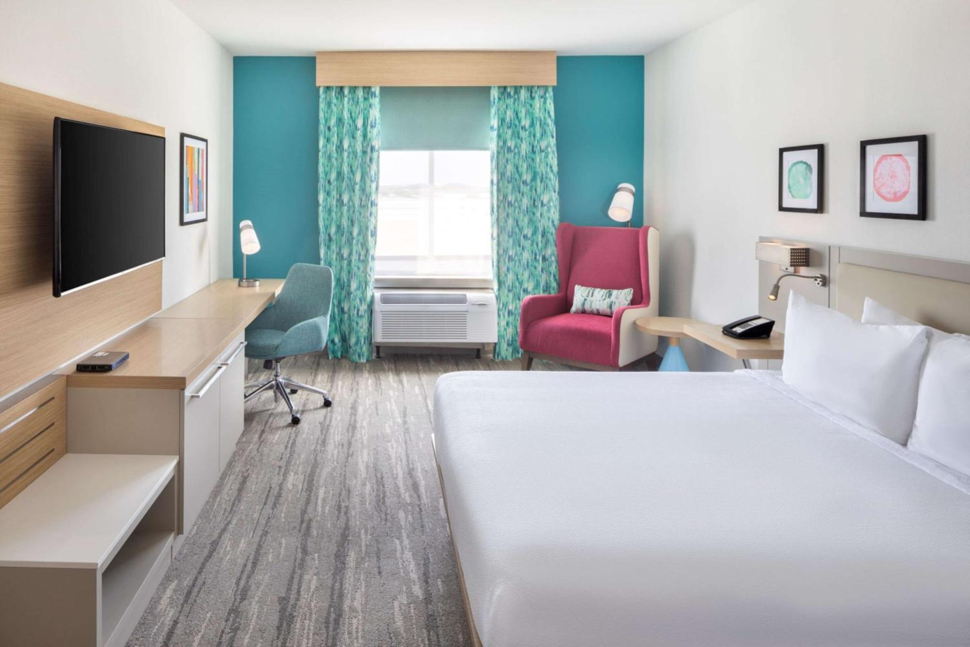 Hilton Garden Airport West 3*