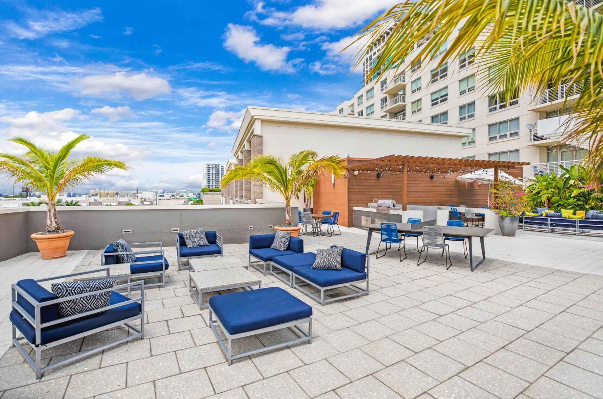 Modern 2-bd In The Heart Of Midtown Appartement