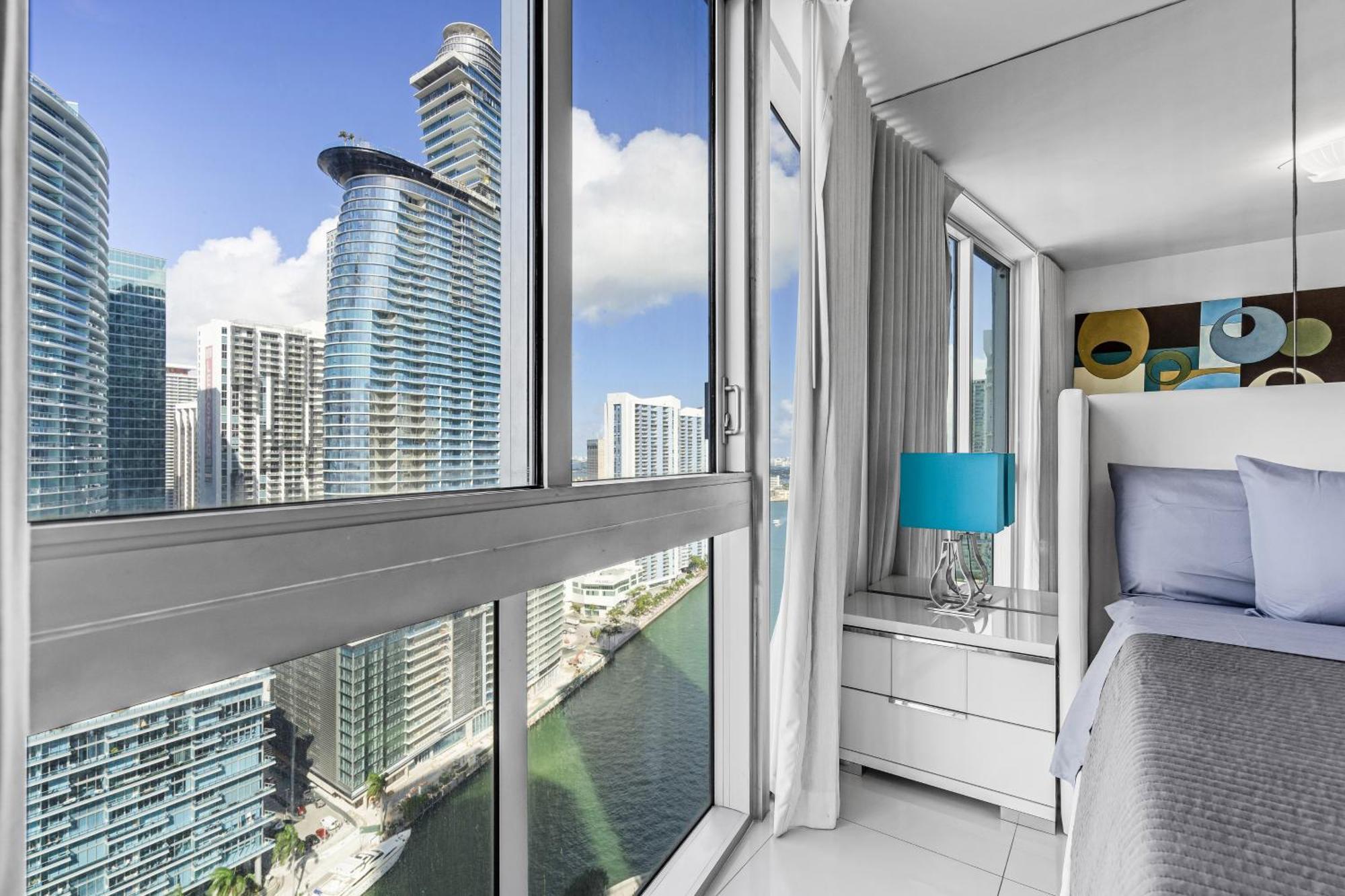 Luxurious At Icon With Views Miami