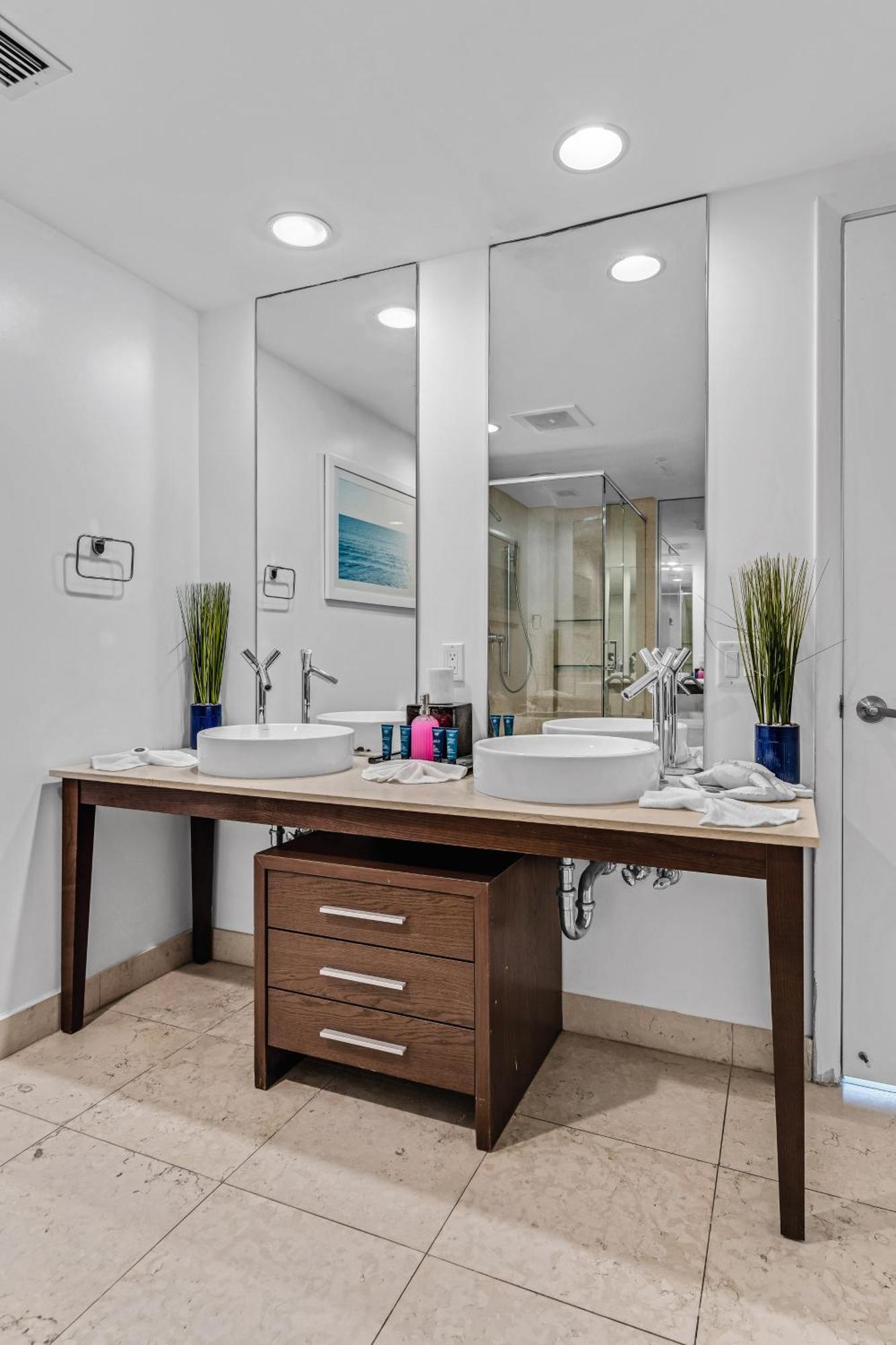 Luxurious At Icon With Views Miami