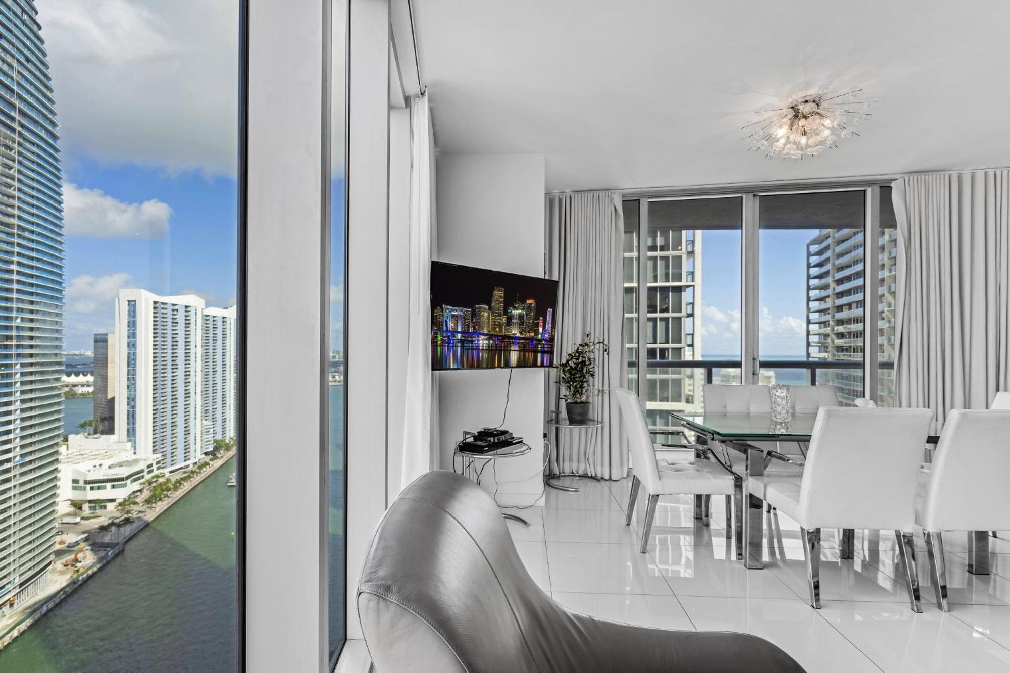 Luxurious At Icon With Views Miami