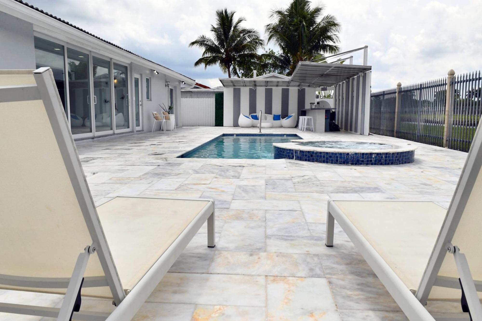Vakantiehuis Luxurious With Bbq, Hot Tub, Heated Pool & Wifi - L36