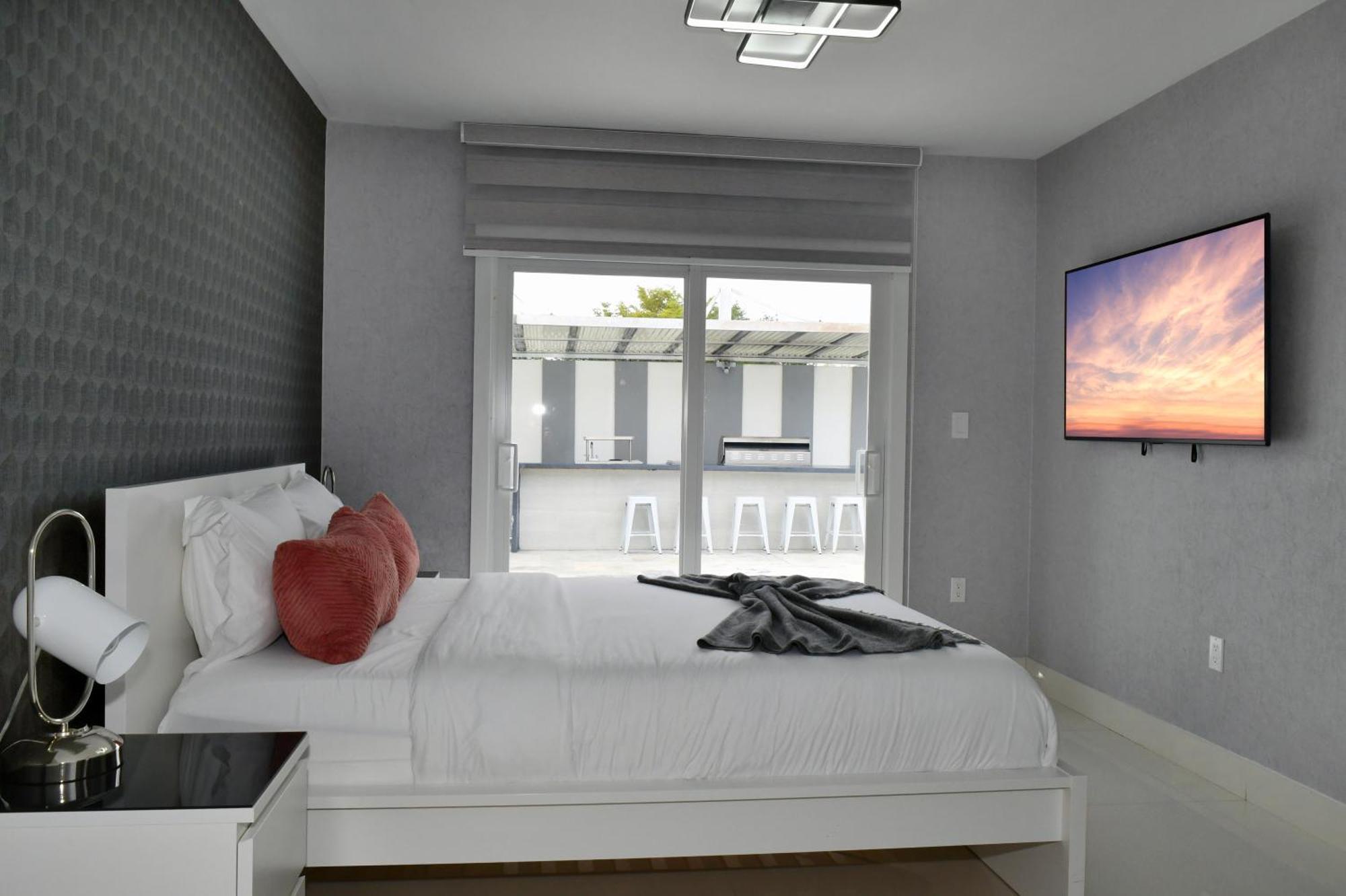 Luxurious With Bbq, Hot Tub, Heated Pool & Wifi - L36 *