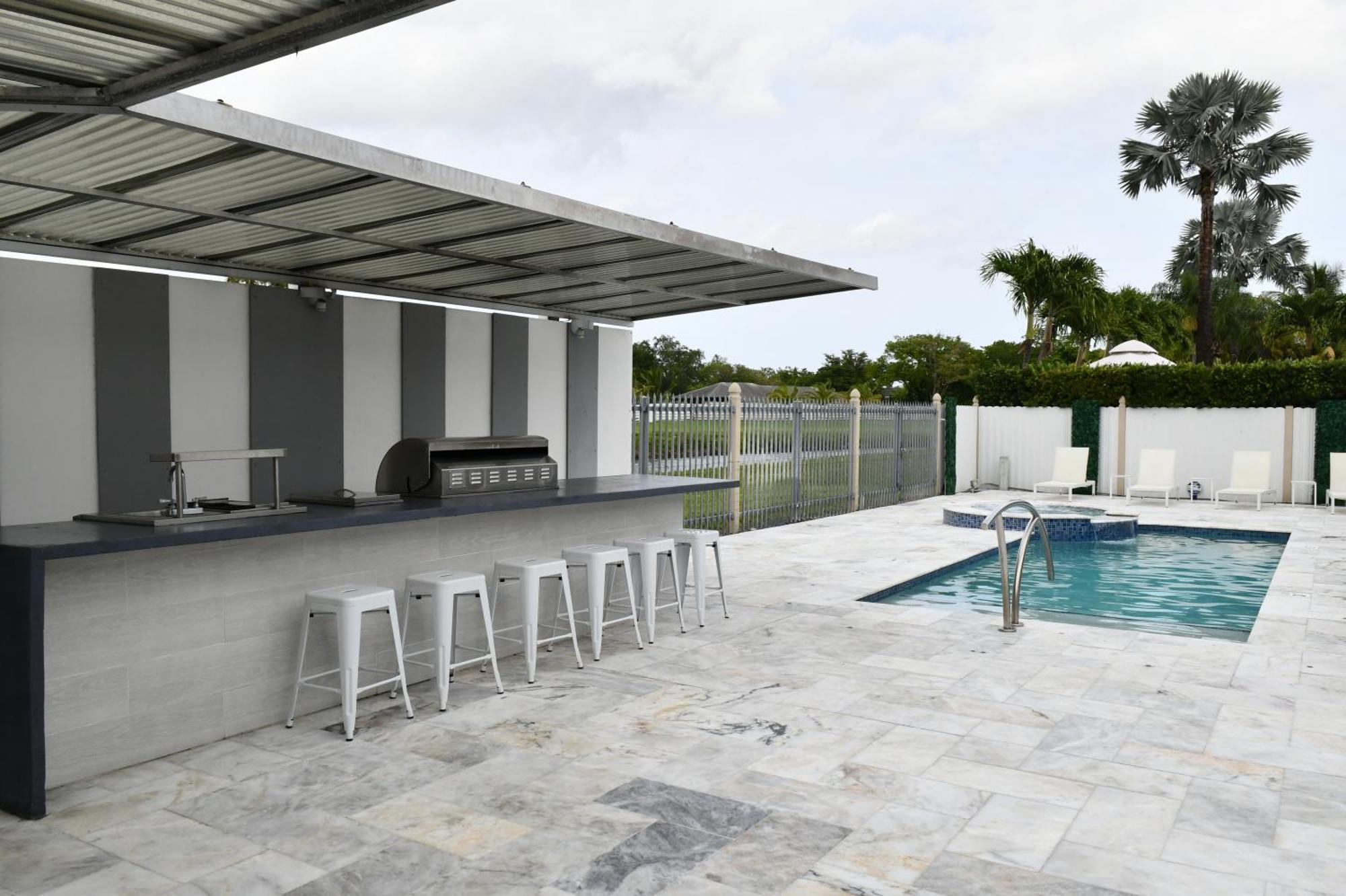 Luxurious With Bbq, Hot Tub, Heated Pool & Wifi - L36