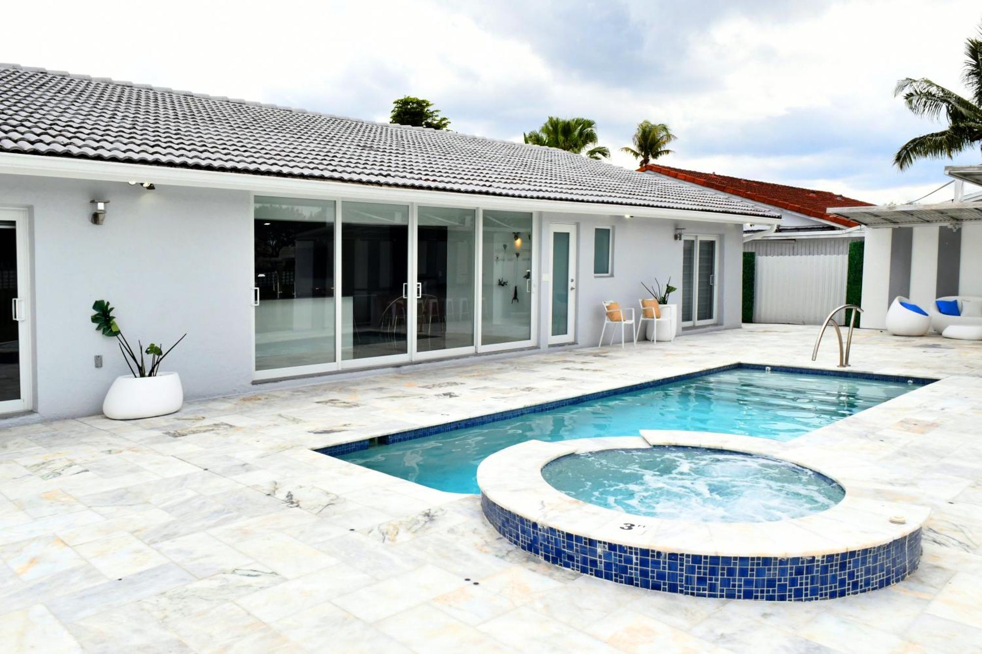 Luxurious With Bbq, Hot Tub, Heated Pool & Wifi - L36 Vakantiehuis