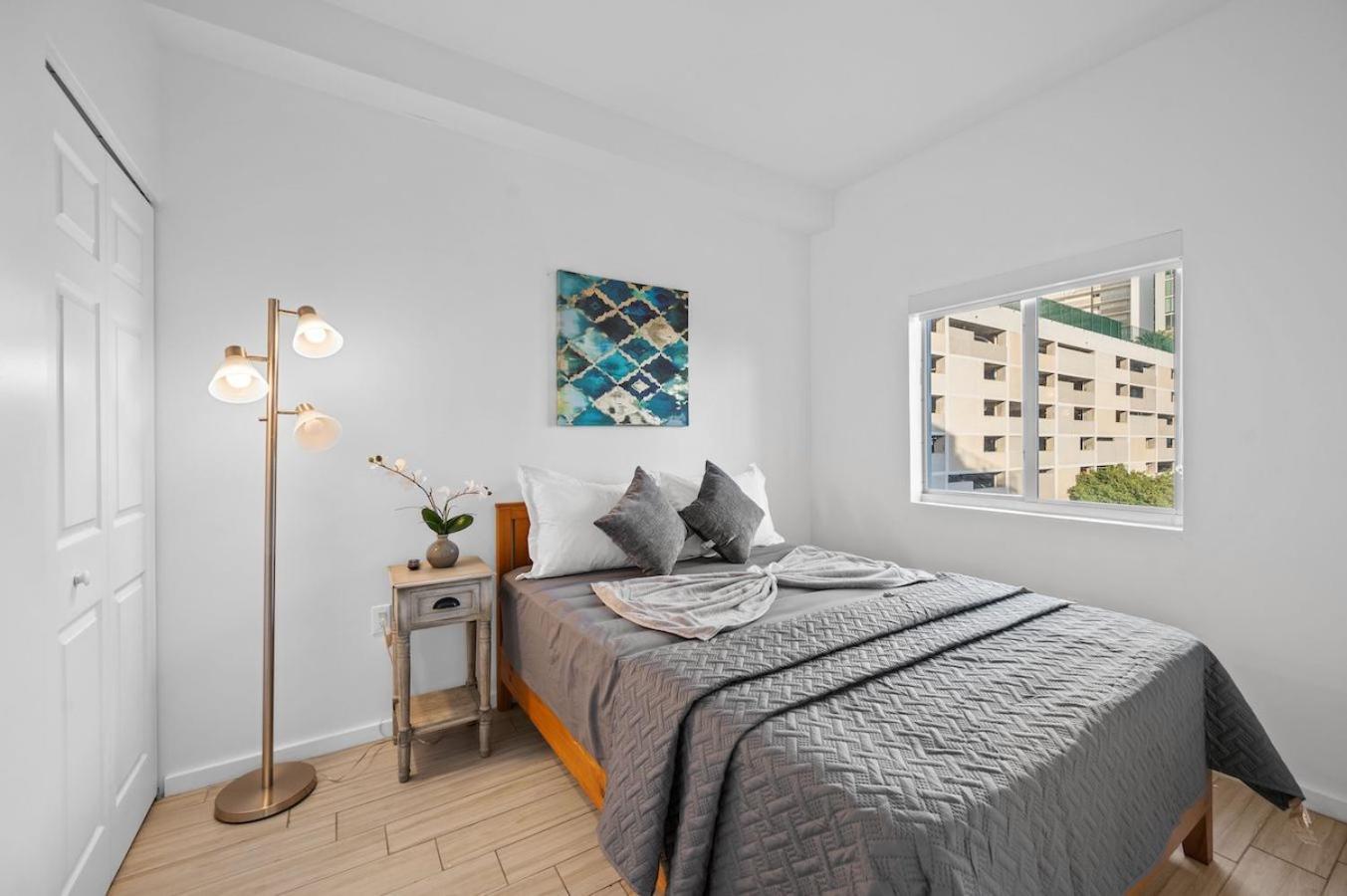 Subtle 2 Bed In Edgewater Downtown With Free Parking Appartement *