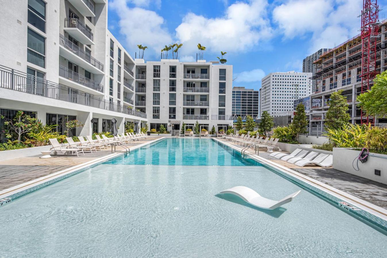 Beautiful Unit With Amazing View & Free Parking Apartment *