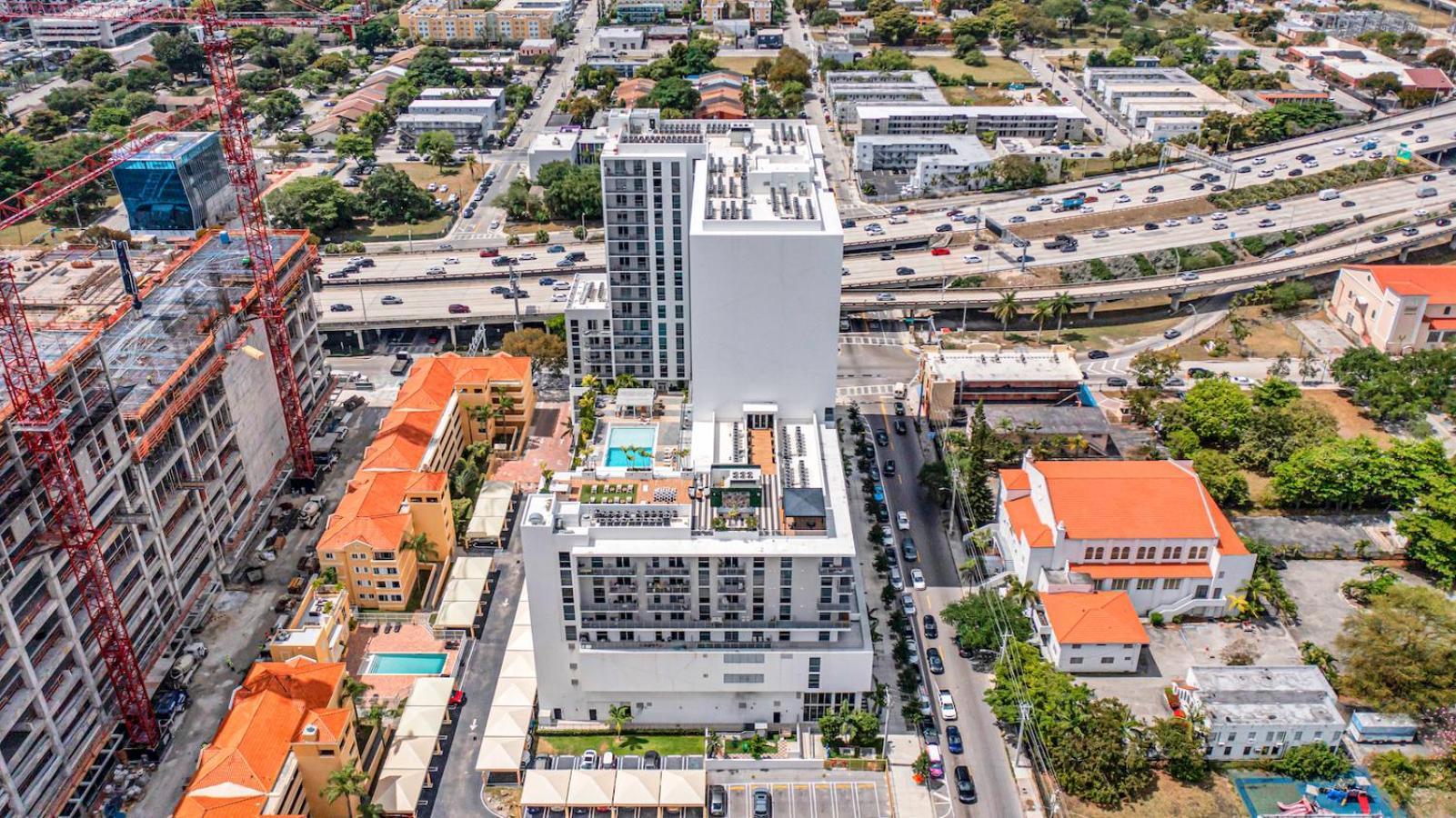 Beautiful Unit With Amazing View & Free Parking Apartment *