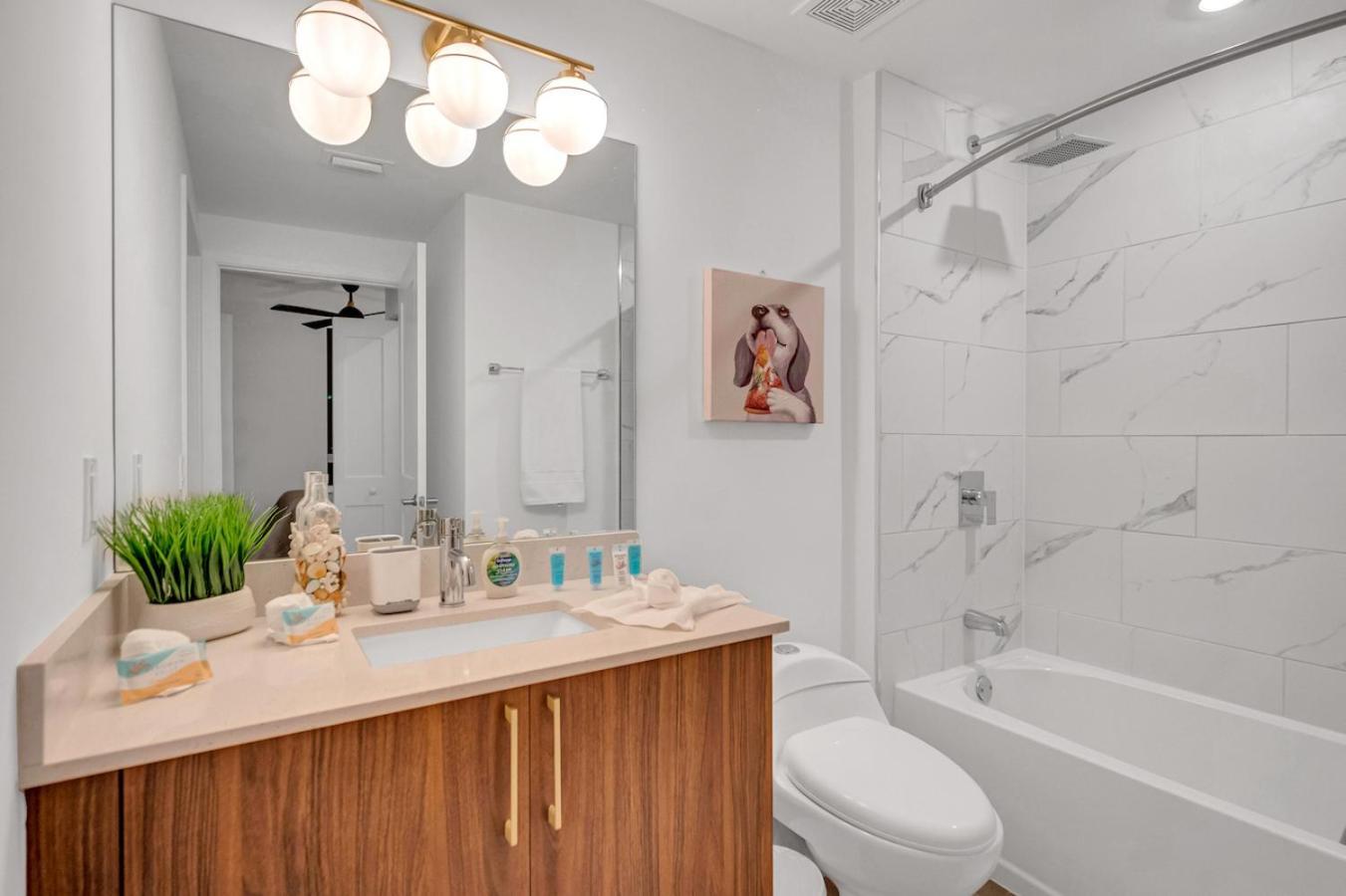 Exclusive In Downtown With Pool Views And Free Parking *
