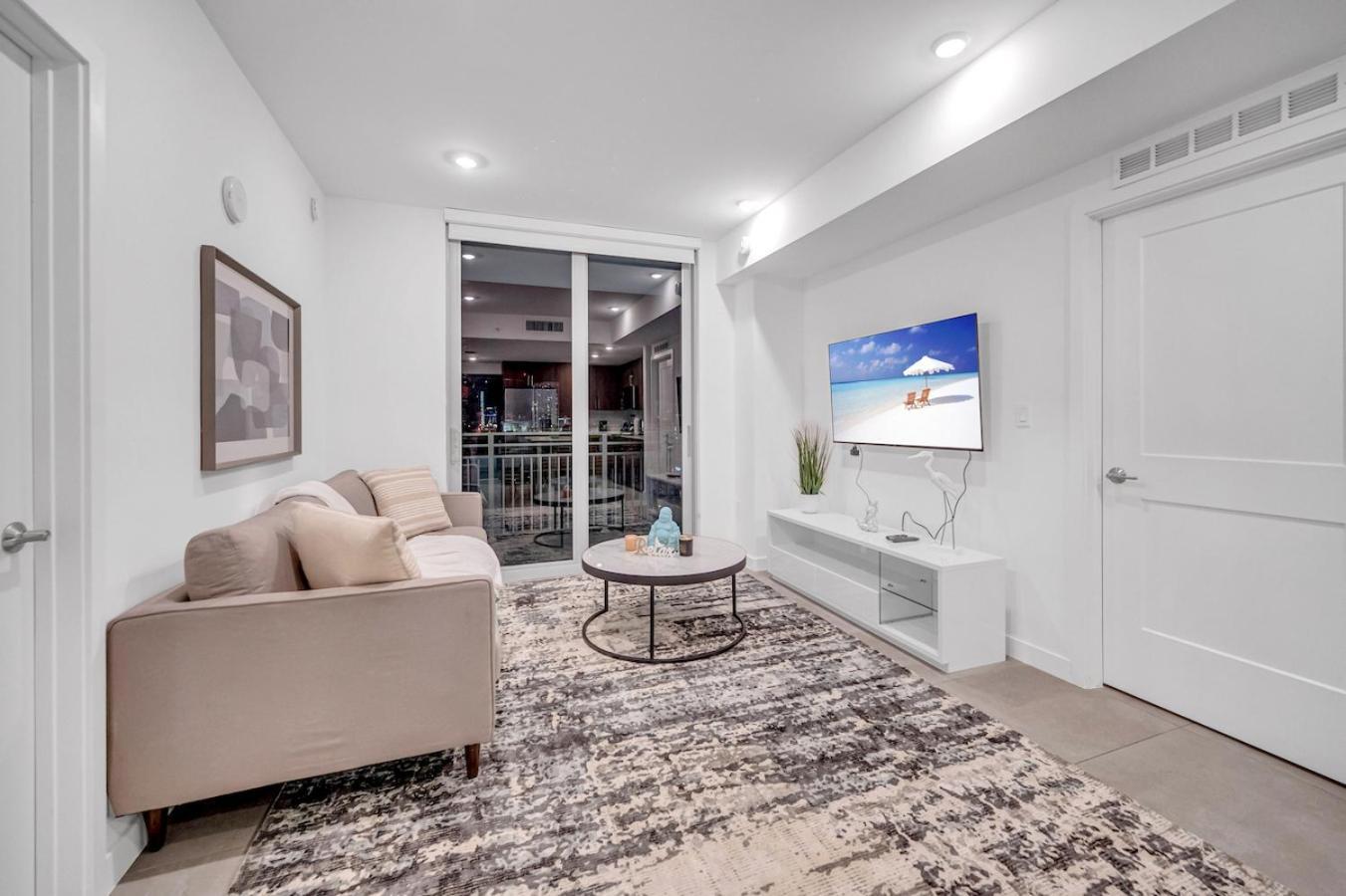 Exclusive In Downtown With Pool Views And Free Parking Apartment