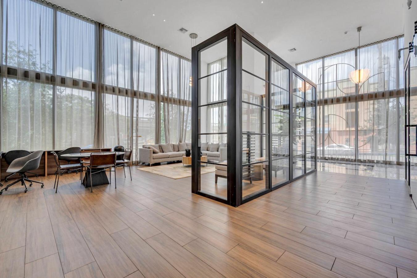 Appartement Centrally Located 2 Bed In The Heart Of Downtown With Free Parkin *