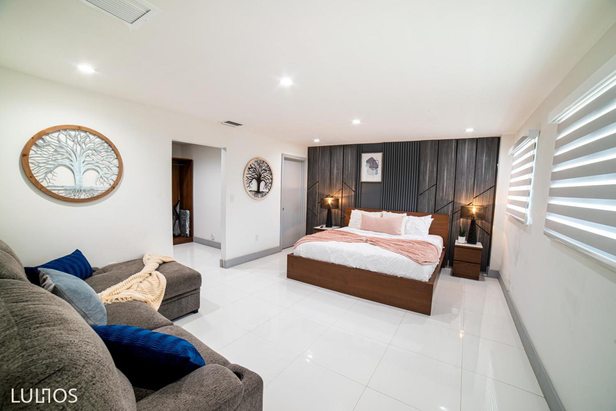 Cozy Paradise, With Heated Pool, Near Airport In L16 Holiday home