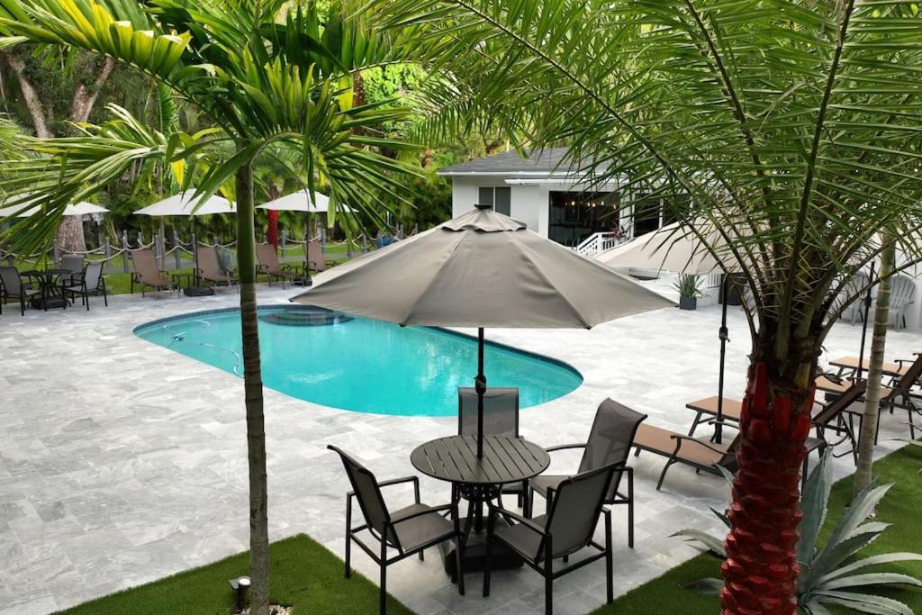 Villa With Outdoor Sauna, Outdoor Bar And Pergola With Games Miami